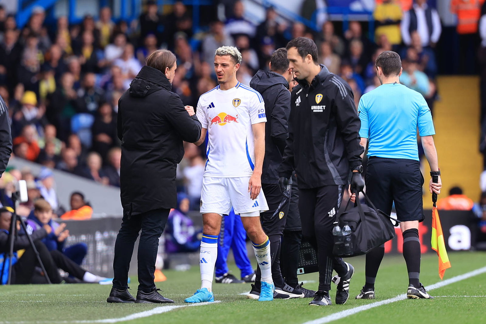 Leeds United FC v Coventry City FC - Sky Bet Championship Ethan Ampadu Leeds United goes off injured after a challenge with Ben Sheaf Coventry City during the Sky Bet Championship match between Leeds United and Coventry City at Elland Road in Leeds, England, on September 28, 2024. Leeds West Yorkshire United Kingdom PUBLICATIONxNOTxINxFRA Copyright: xMIxNewsx originalFilename:fletcher-leedsuni240928_npv27.jpg