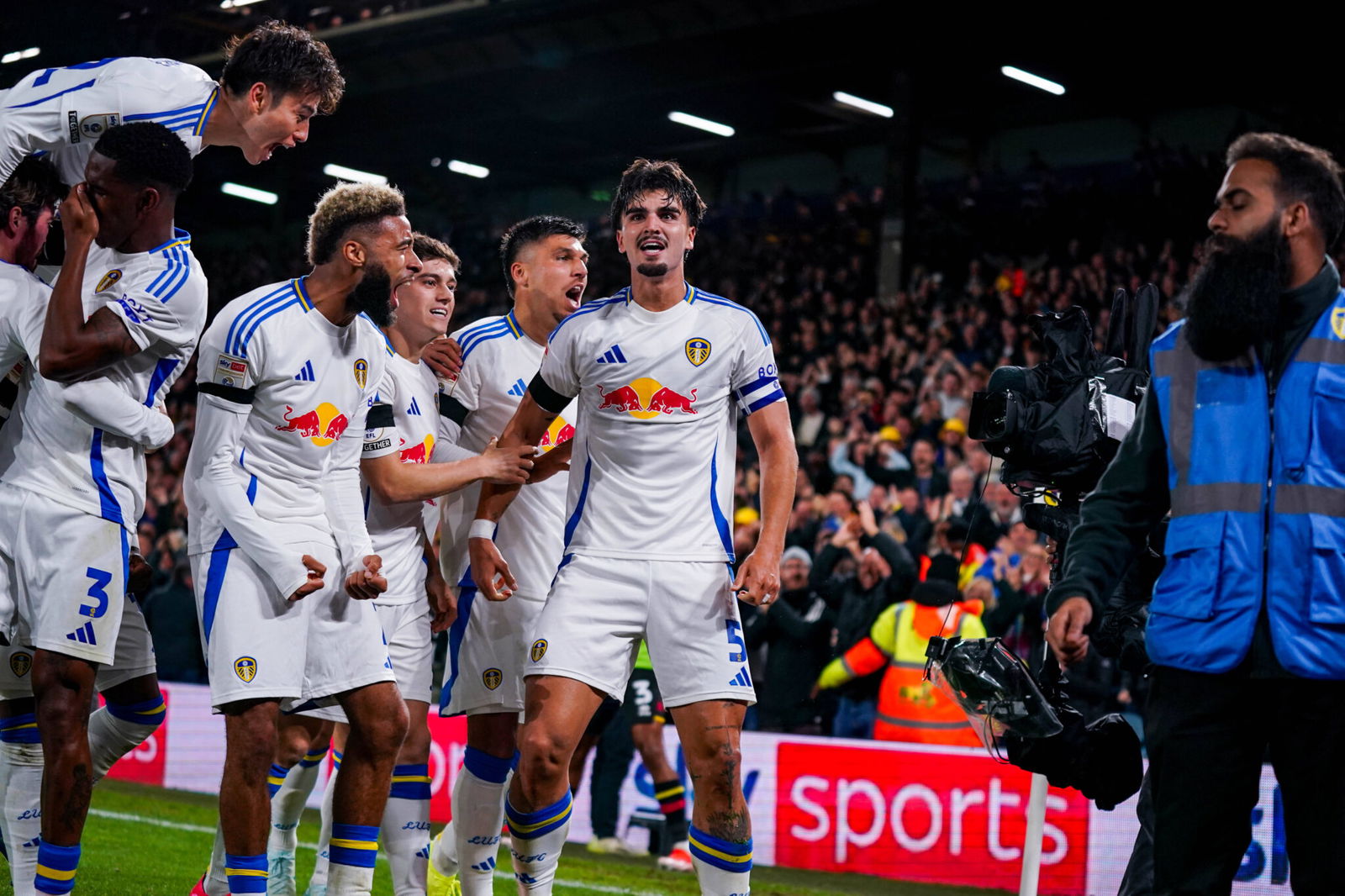 "PSG sniffing" Questions raised over Leeds United star's future The