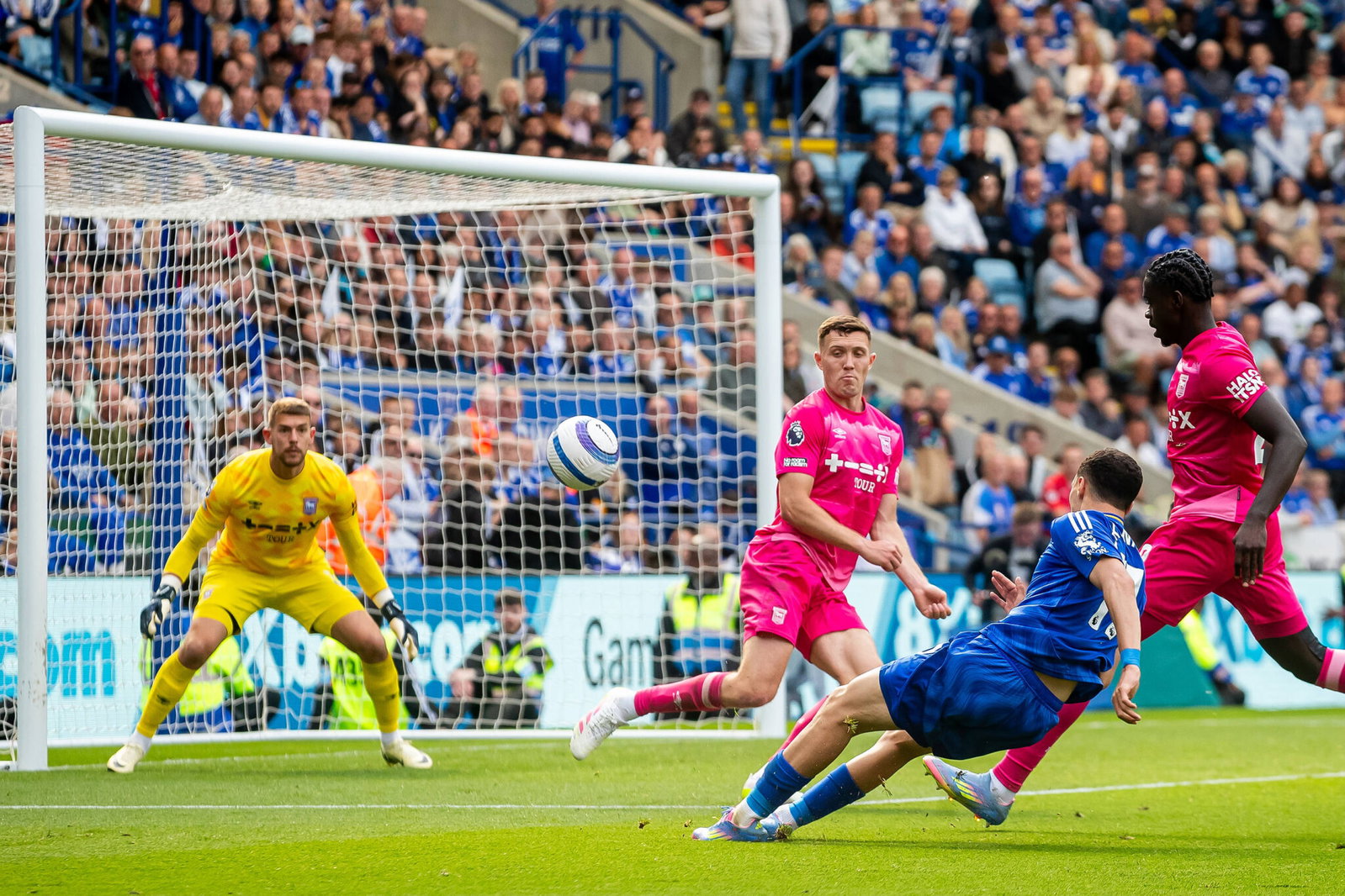 Contract offer revealed as Leeds United step up move for top transfer ...